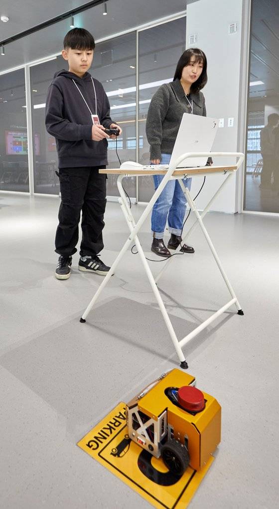 노트북에서 ‘맵핑’을 선택하고 실행하면 라이다 센서가 달린 빨간색 원형이 돌기 시작한다. 홍원교 학생기자가 조이스틱으로 로봇을 조종하자 노트북 화면에는 라이다 센서가 인식한 지도가 그려졌다.