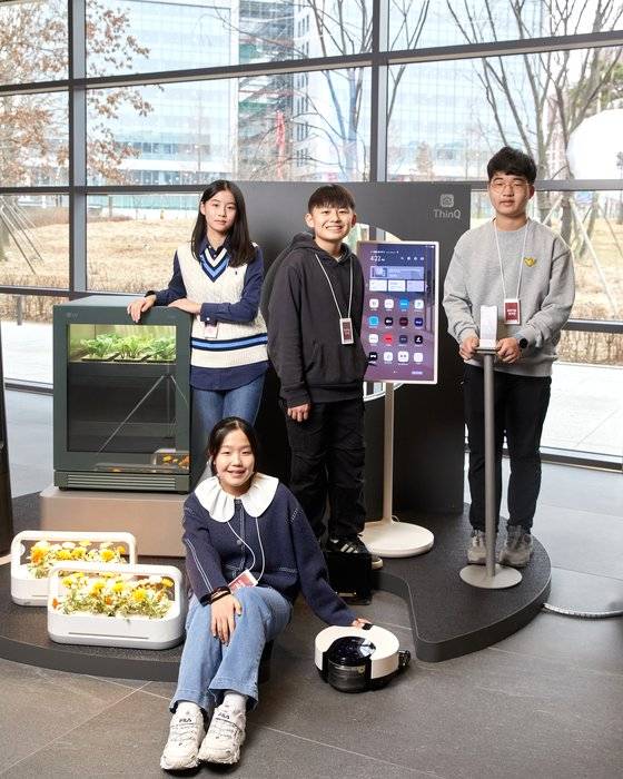 등가윤 학생모델·홍원교·이정한·정아인(뒷줄 왼쪽부터 시계방향) 학생기자가 생활 속 인공지능 기술과 그 기술이 변화시킬 미래 모습을 이해하기 위해 LG디스커버리랩을 찾았다.