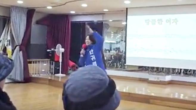 안귀령 후보가 또다른 장소에서 마이크를 잡고 '당돌한 여자'를 부르고 있다. 사진 온라인 커뮤니티 캡처
