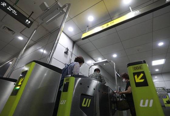 서울 동대문구 신설동역 우이신설선에 개찰구를 통과하면 자동으로 요금이 결제되는 '태그리스(Tagless)' 개찰구가 설치되어 있다. [뉴스1]