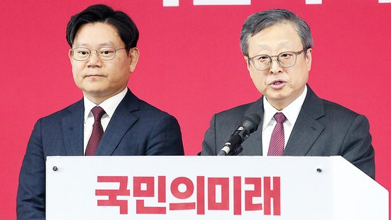 유일준 국민의미래 공천관리위원장이 18일 오후 서울 여의도 중앙당사에서 기자회견을 갖고 제22대 국회의원선거(총선) 비례대표 후보자 순번을 발표하고 있다. 뉴스1