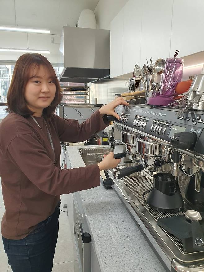 김수민 대리가 에스프레소 추출을 하고 있다. 흥국에프엔비는 커피 사업도 한다. 윤현주 기자
