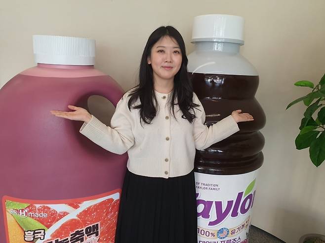 손예원 사원이 자몽농축액과 테일러 푸룬주스를 소개하고 있다. 윤현주 기자