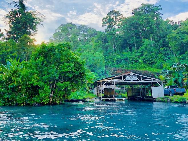 솔로몬제도 뉴조지아섬 선착장에 ‘웰컴 투 이건(Welcome to EAGON)'이라는 팻말이 걸려있다./제공=이건산업