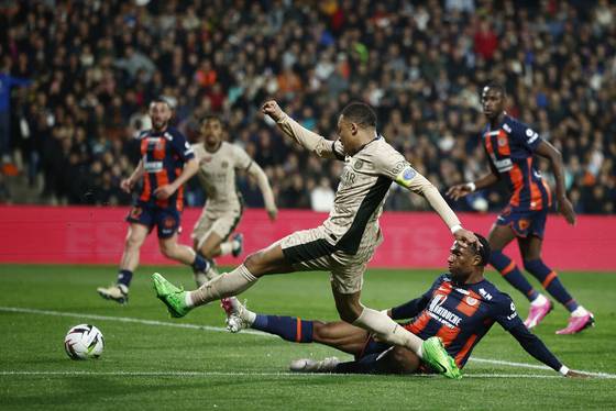 Paris Saint-Germain's Kylian Mbappe scores the team's second goal at Stade de la Mosson in Montpellier, France on Sunday. [REUTERS/YONHAP]