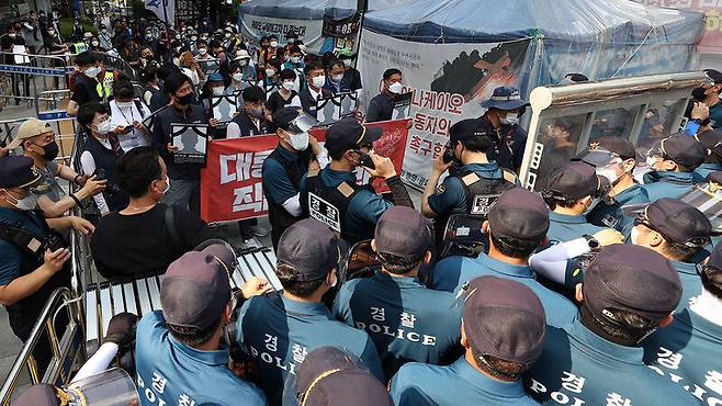 중대재해 노동자 추모제 참가자들이 경찰과 대치하는 모습. / 사진=연합뉴스