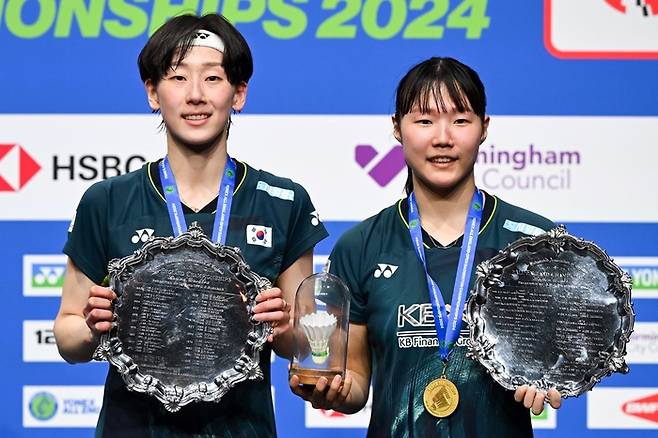 여자 배드민턴 대표팀의 이소희(왼쪽)-백하나가 전영오픈 배드민턴대회 여자 복식에서 우승한 뒤 기념 촬영을 하고 있다. AFP연합뉴스