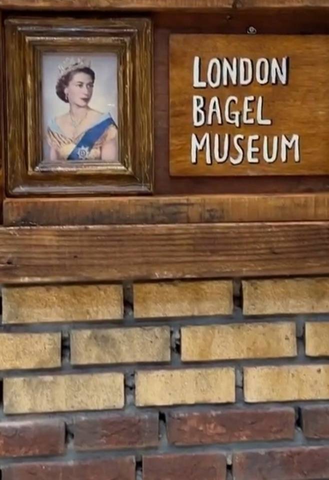 런던베이글뮤지엄의 실내 인테리어 모습. 한국 소비자들이 런던과 베이글이라는 낯선 조합에 열광하는 것은 미스터리다.  런던베이글뮤지엄 인스타그램 캡쳐.