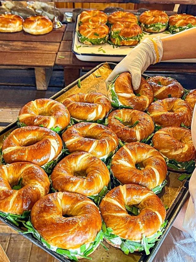 런던베이글뮤지엄의 베이글. K베이글이라 불러도 좋을 만큼 쫄깃한 식감과 다양한 크림치즈가 특징이다.  롯데백화점