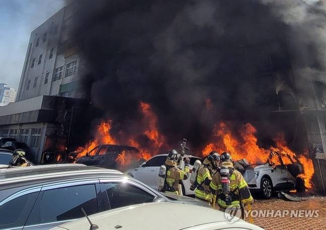18일 오후 2시쯤 경남 통영시 한 초등학교에서 불이 나 학생과 교직원 등이 긴급대피하는 상황이 벌어졌다. [사진 = 경남소방본부]