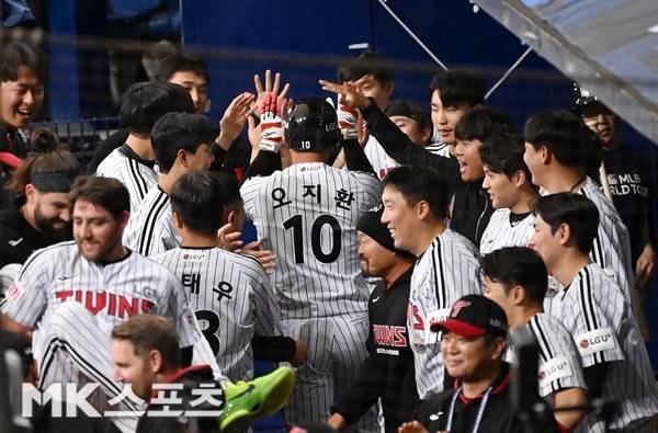 2회말 1사 LG 오지환이 솔로 홈런을 날린 후 더그아웃에서 하이파이브를 하고 있다. 사진(서울 고척)=천정환 기자