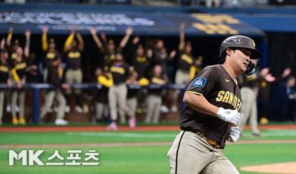 2024년 3월 18일 서울 고척스카이돔에서 ‘메이저리그 월드투어 서울시리즈 2024’ 스페셜 매치 LG 트윈스와 샌디에이고 파드리스의 경기에 열렸다. 샌디에이고 김하성이 2회초 무사 2루서 투런홈런을 친 뒤 그라운드를 돌고 있다. 사진(서울 고척)=천정환 기자