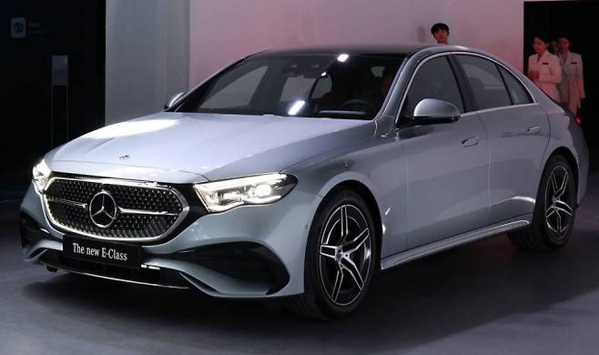 19일 오전 서울 강남구 코엑스에서 열린 '메르세데스-벤츠 코리아 더 뉴 E-클래스 코리안 프리미어' 행사장에 풀체인지 된 차량이 공개되고 있다. 2024.1.19/뉴스1