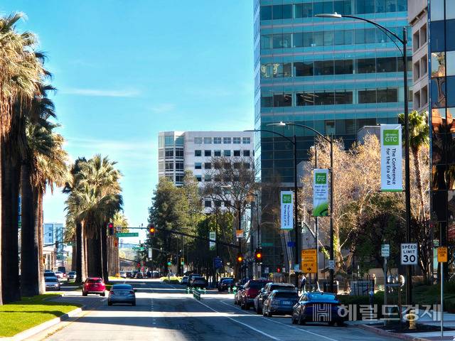 ‘엔비디아 GPU 테크놀로지 콘퍼런스 2024’의 개막을 하루 앞둔 17일(현지시간) 미국 캘리포니아주 새너제이 거리 곳곳에 행사를 알리는 연두빛 현수막들이 줄지어 걸려 있다. 사진=김현일 기자(새너제이)/joze@heraldcorp.com