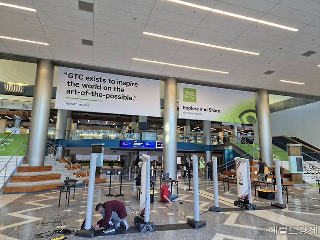 ‘엔비디아 GPU 테크놀로지 콘퍼런스 2024’의 개막을 앞두고 새너제이 컨벤션센터 입구에 보안 게이트 장비를 설치하는 작업이 분주하게 진행되고 있다. 사진=김현일 기자(새너제이)/joze@heraldcorp.com