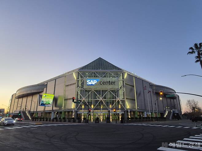 19일 젠슨 황 엔비디아 최고경영자(CEO)의 기조연설이 진행되는 미국 캘리포니아주 새너제이 SAP센터 전경. 17일 기자가 찾았을 때 SAP센터 내부와 주변 일대는 엔비디아를 상징하는 연두색으로 랩핑이 돼 있었다. 사진=김현일 기자(새너제이)/joze@heraldcorp.com