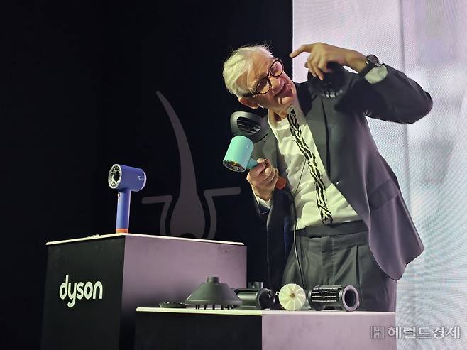 다이슨 창업자인 제임스 다이슨 수석 엔지니어가 18일 서울 성수동 복합문화공간 ‘성수xyz’에서 열린 다이슨 차세대 기술 론칭 행사에서 신제품 다이슨 슈퍼소닉 뉴럴 헤어드라이어를 소개하고 있다. 김민지 기자
