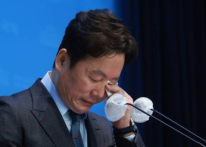 더불어민주당 정봉주 전 의원이 18일 오전 국회 소통관에서 입장 발표 기자회견을 하고 있다. 연합뉴스