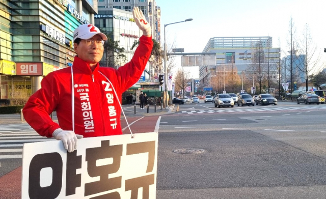 ▲양홍규 예비후보가 대전시청 네거리에서 길거리 인사를 하고 있는 모습. ⓒ양홍규 선거캠프
