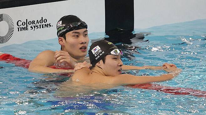 황선우(왼쪽), 김우민 선수