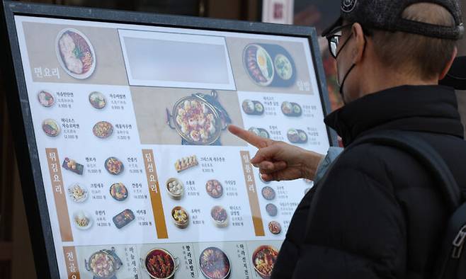 사과·배 등 농산물에 비해 가공식품과 외식 물가가 둔화세를 보이고 있지만 소비자들은 좀처럼 체감하지 못하고 있다. 사진은 18일 서울 시내 음식점에 붙은 음식 가격표. 뉴시스