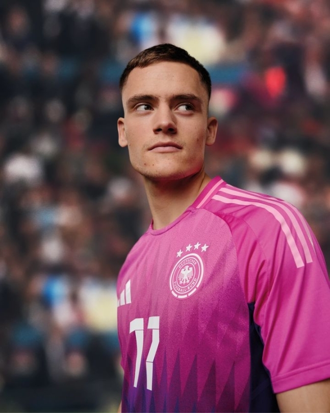 독일축구협회가 지난 14일(현지시각) 공개한 새 원정 유니폼을 두고 거센 비난이 쏟아지고 있다. 독일축구협회 X 공식 계정