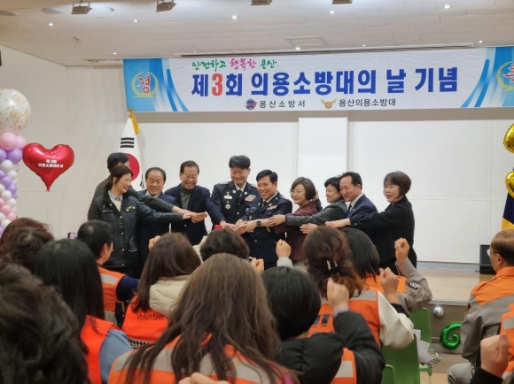 ‘제3회 의용소방대의 날 기념식’에서 케이크 커팅식에 참여한 김용호 시의원(왼쪽에서 세 번째), 권영세 국회의원(왼쪽에서 네 번째)