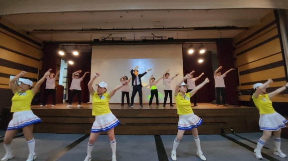 ‘으랏차차 출생장려 국민댄조 서울시 캠페인’에서 김용호 시의원이 하이컨디션국민운동본부 강사들과 함께 국민댄조 운동을 하고 있다.
