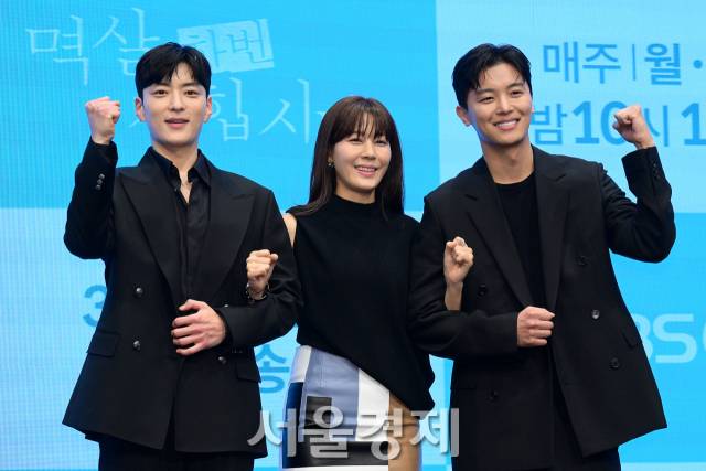 배우 연우진, 김하늘, 장승조가 18일 오후 서울 구로구 더 세인트에서 진행된 KBS2 새 월화드라마 ‘멱살 한번 잡힙시다’(극본 배수영/연출 이호) 제작발표회에서 포즈를 취하고 있다. 김규빈 기자