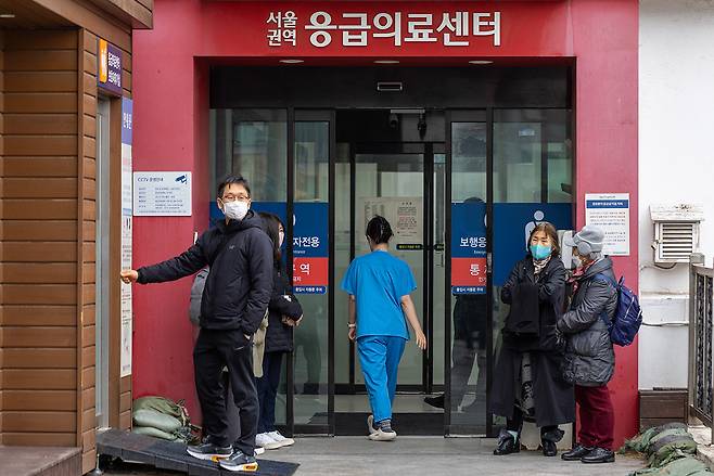 2월20일 서울의 한 대학병원 응급실 앞. 전공의 집단 사직 사태로 PA 간호사들이 그 역할을 대신하고 있다. ⓒ시사IN 박미소