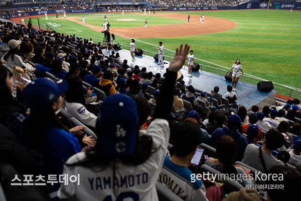 응원하는 한국 야구 팬들 / 사진 = GettyImages 제공