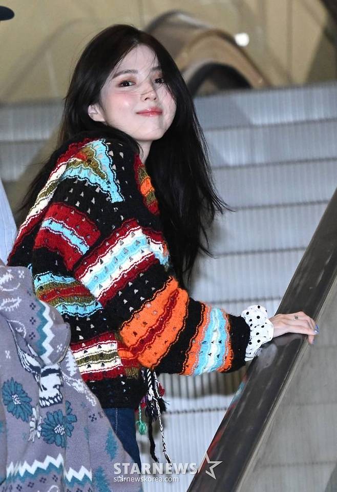 (인천공항=뉴스1) 권현진 기자 = 류준열과 열애중인 배우 한소희(29)가 18일 미국 하와이 여행을 마친 뒤 귀국하고 있다. (공동취재) 2024.3.18/뉴스1  Copyright (C) 뉴스1. All rights reserved. 무단 전재 및 재배포,  AI학습 이용 금지. /사진=(인천공항=뉴스1) 권현진 기자