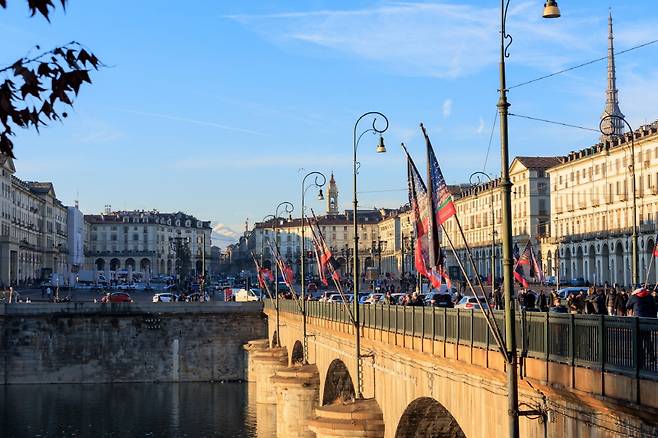 포 강을 가로지르는 비토리오 엠마누엘레 1세 다리(Ponte Vittorio Emanuele 1)