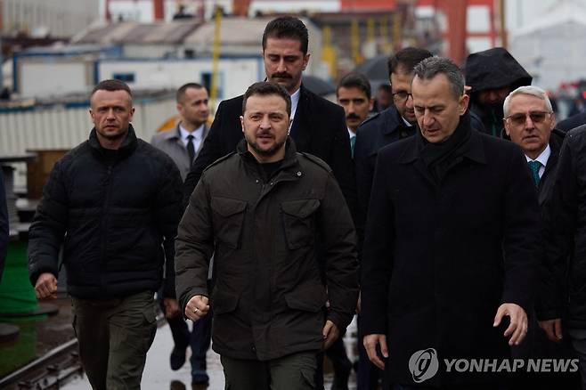 자국 군함을 건조 중인 튀르키예 조선소를 찾은 볼로디미르 젤렌스키 우크라이나 대통령 [AFP 연합뉴스자료사진. 재판매 및 DB 금지]