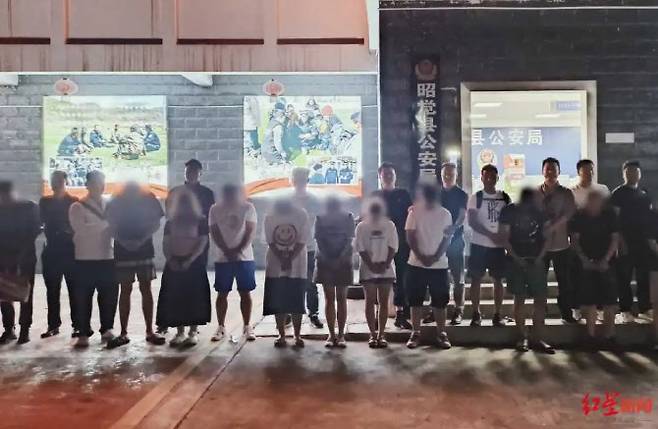 지난해 9월 허위 광고 등의 혐의로 체포된 1인 미디어 업체 관계자들이 줄을 서 있다. (사진=바이두 홈페이지 화면 갈무리)