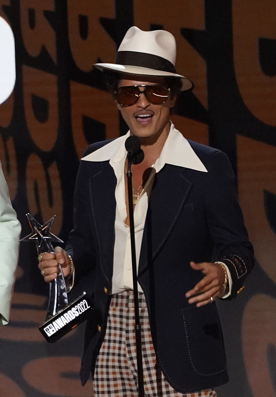 Bruno Mars accepts the award for album of the year for "An Evening with Silk Sonic" at the BET Awards on Sunday, June 26, 2022, at the Microsoft Theater in Los Angeles. (AP Photo/Chris Pizzello) 062622128134  〈저작권자(c) 연합뉴스, 무단 전재-재배포 금지〉