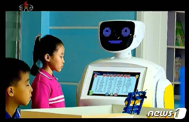 북한 평양교원대학에서 학생들 수업에 활용 중인 인공지능(AI) 로봇. (출처=조선중앙TV) 2024.3.18./뉴스1
