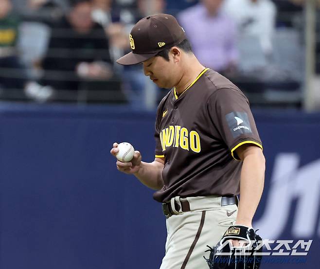 18일 서울 고척스카이돔에서 열린 'MLB 월드투어 서울 시리즈 2024' 샌디에이고 파드리스와 LG 트윈스의 경기. 9회말 1사 1루에서 샌디에이고 고우석이 LG 이재원에 투런포를 허용한 후 아쉬워하고 있다. 고척=정재근 기자 cjg@sportschosun.com/2024.3.18/