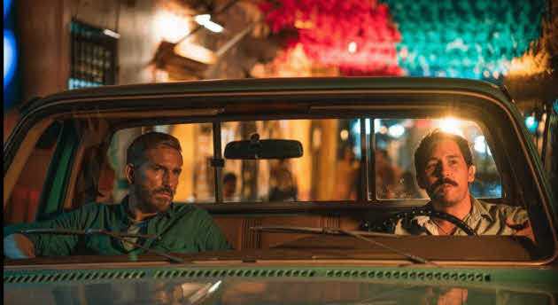 팀(짐 카비젤)이 현지 형사인 호르헤(하비에르 고디노)와 카르타헤나에서 잠복 수사를 하고 있다. (IMDb photo)