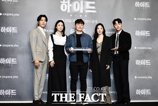 배우 이무생과 이보영, 김동휘 감독, 배우 이청아, 이민재(왼쪽부터)가 19일 오전 서울 강남구 조선 팰리스 서울 강남에서 열린 쿠팡플레이 오리지널 시리즈 '하이드' 제작발표회에 참석해 포즈를 취하고 있다. /박헌우 기자