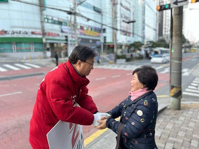 김대식 국민의힘 부산 사상구 후보가 주민들과 인사하고 있다. ⓒ김대식 캠프
