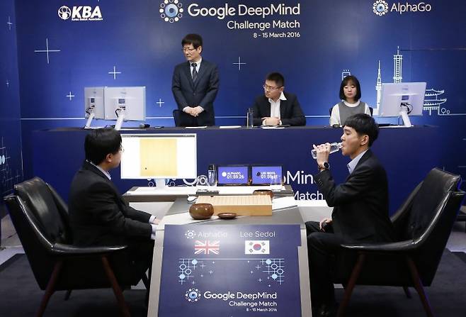 2016년 3월 9일 이세돌 9단(오른쪽)이 서울 포시즌스 호텔에서 구글 인공지능 '알파고(AlphaGo)'와의 구글 딥마인드 챌린지 매치 1국 중 첫 수를 둔 뒤 물을 마시고 있다. 연합뉴스 제공