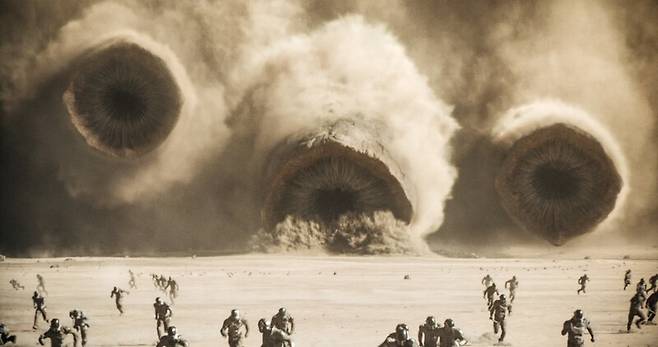 거대 모래벌레 ‘샤이 훌루드’가 등장하는 영화 ‘듄:파트2’의 한 장면. 워너브러더스코리아 제공