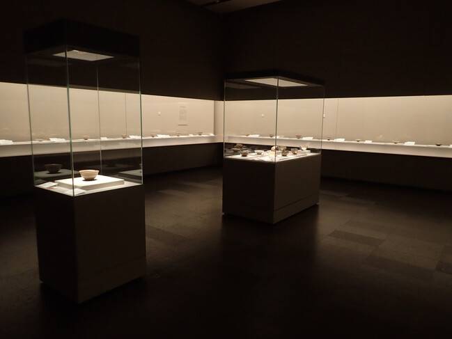 ‘오쿠고려다완의 수수께끼’의 전시장 내부. 임진왜란 이후인 16~17세기 조선 경상도 웅천 가마 등에서 생산된 막사발 영향을 받아 일본 규슈 가라쓰 지역에서 생산된 오쿠고려다완의 명품 34점이 관객을 맞고 있다. 네즈미술관 제공