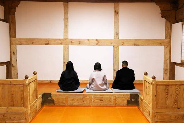 부처님오신날까지 개방하는 칠불사 아자방에서 여행객이 면벽수행을 체험하고 있다. 한국관광공사 제공