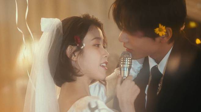 사진=‘러브 윈즈 올’ 뮤직비디오 캡처.&nbsp;