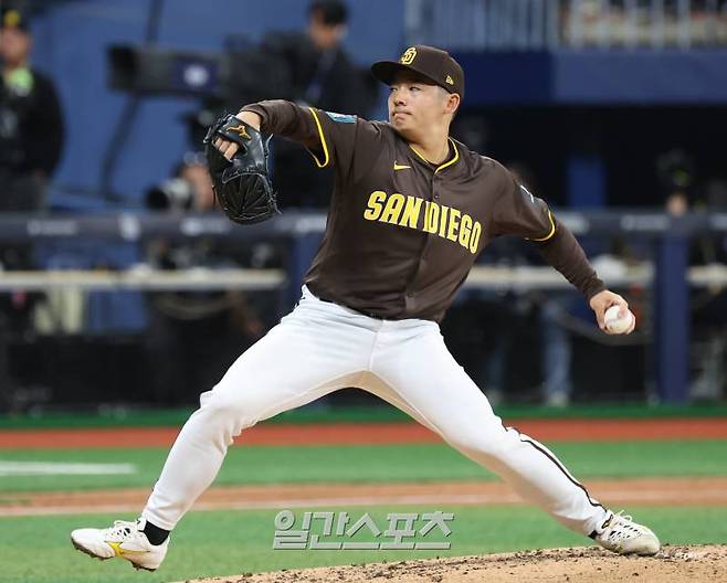 한국에서 사상 최초로 열리는 미국프로야구 메이저리그(MLB) 정규시즌 개막전을 앞두고 17일 오후 서울 고척스카이돔에서 샌디에이고 파드리스와 한국야구대표팀이 스페셜매치를 펼쳤다. 샌디 에이고 투수 마쓰이 유키가 5회 등판 역투하고있다. 고척돔=정시종 기자 capa@edaily.co.kr /2024.03.17.