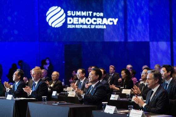 윤석열 대통령이 18일 서울 중구 신라호텔에서 열린 제3차 민주주의 정상회의 장관급 회의 개회식에 참석해 박수를 치는 모습. 대통령실.