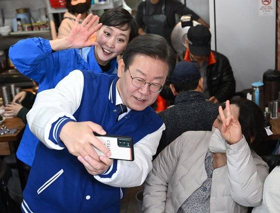 더불어민주당 이재명 대표가 지난 18일 마포갑에 출마하는 이지은 후보와 경의선 숲길 일대를 돌며 시민들을 만나고 있다. 연합뉴스
