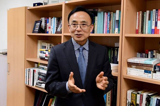 김영익 서강대 경제대학원 겸임교수가 한경닷컴과 인터뷰 하고 있다.  /사진=변성현 한경닷컴 기자